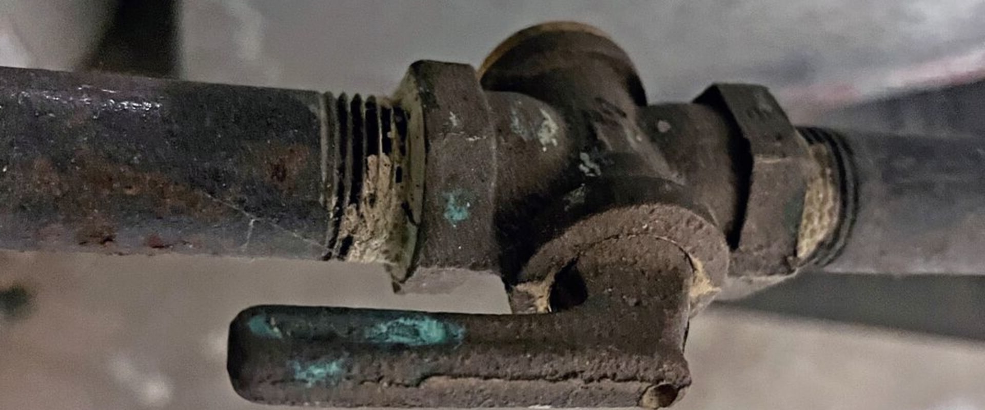 How do you tell if main gas line is on or off?