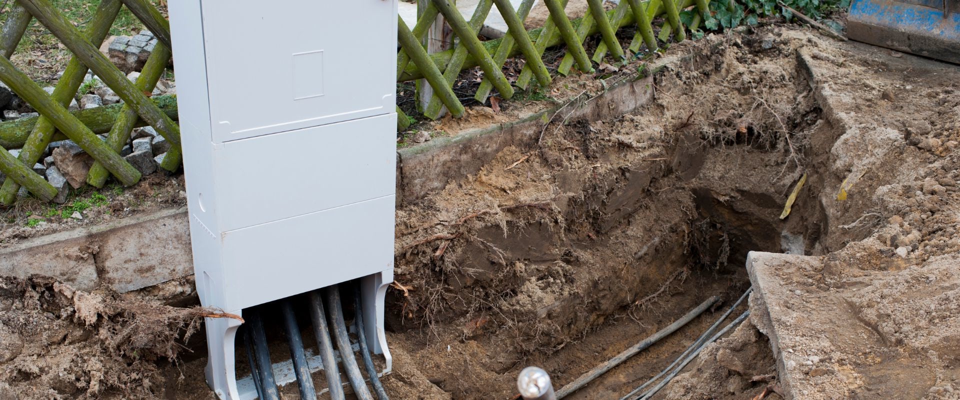 Can gas and water pipes go in the same trench?