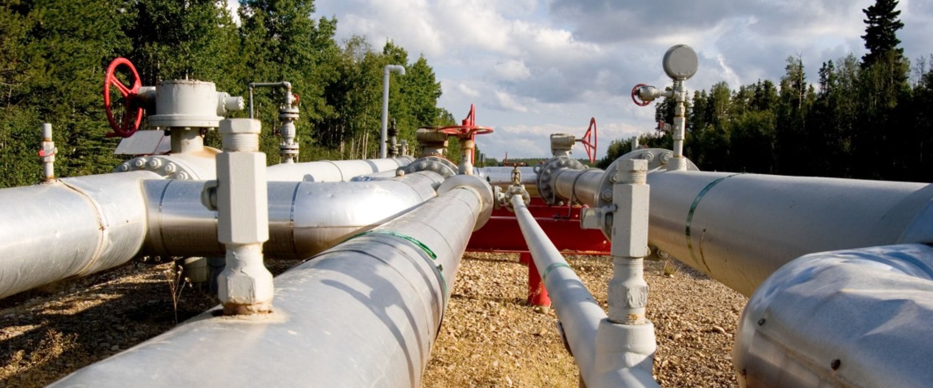 Does natural gas travel through pipelines?